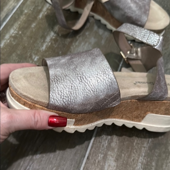 Pierre Dumas Women's Sandals in Metallic Silver and Cream - Picture 3 of 10